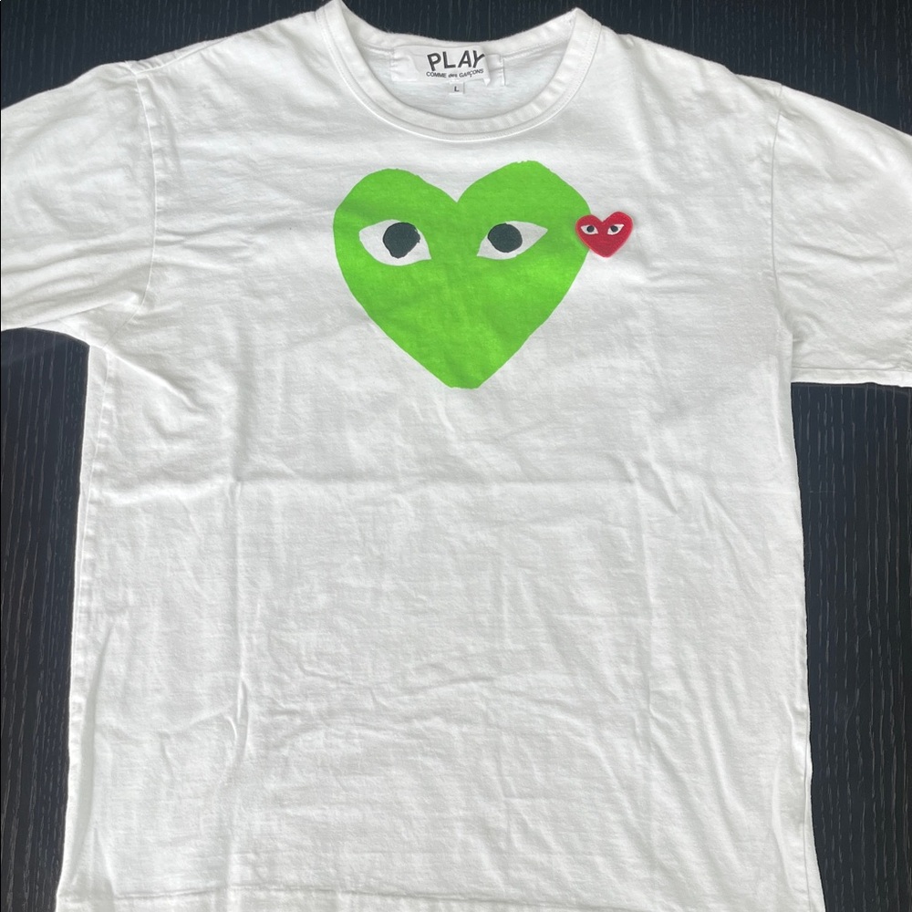 Comme des garçons Mens White T-Shirt with Green Heart Design